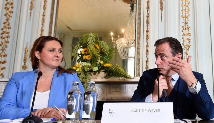 Gwendolyn Rutten (Open VLD) en Bart De Wever (N-VA).
