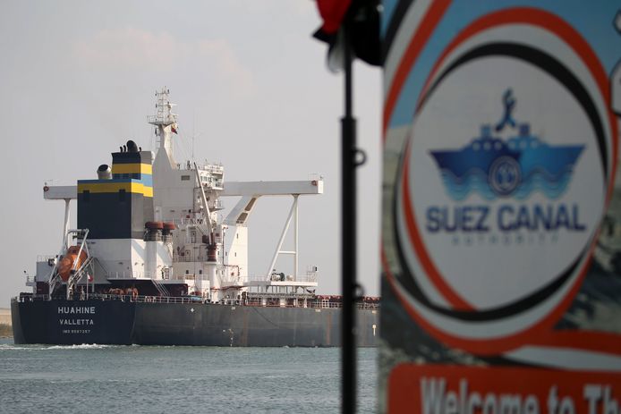 Een schip passeert in Ismaïlia, bij , het hoofdkwartier van de Autoriteit van het Suezkanaal (SCA).