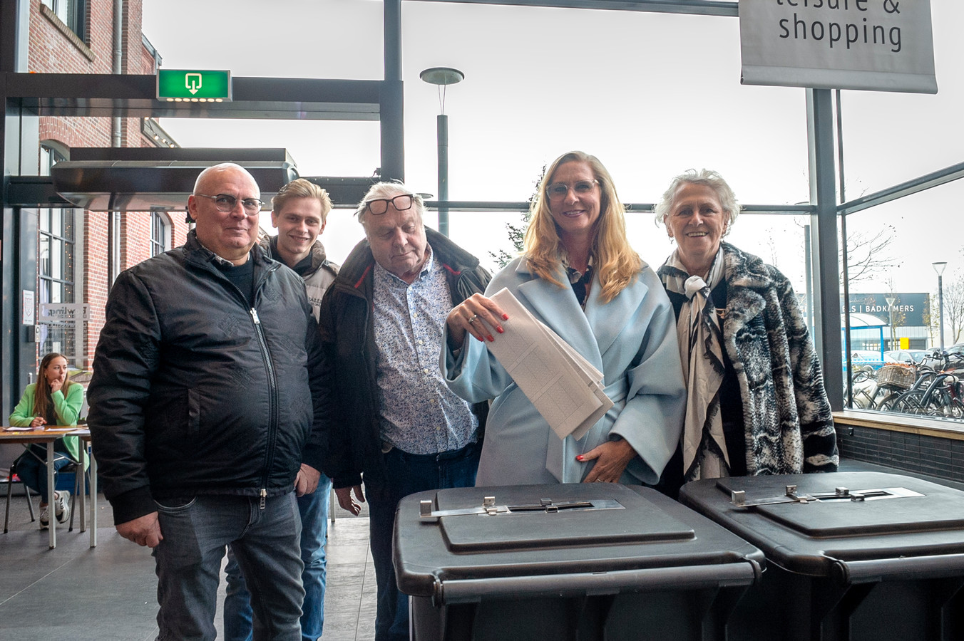 Poffertjeskoningin Rachel brengt stemmen binnen voor de PVV ‘Hoog tijd dat we gaan regeren