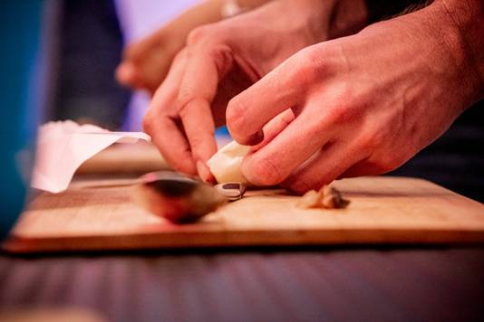 Avant de déguster les plats, il faut mettre la main à la pâte.