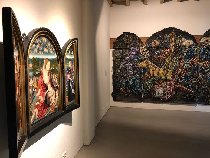 Een religieus drieluik uit de collectie van Museum Krona (links) gecombineerd met een modern drieluik van kunstenares Raquel van Haver.