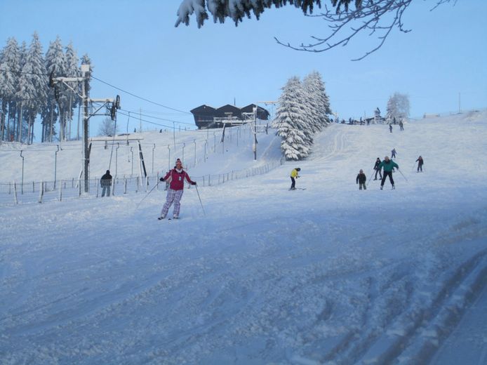 Ondanks een dik pak sneeuw, blijft de skipiste van Ovifat vandaag gesloten.