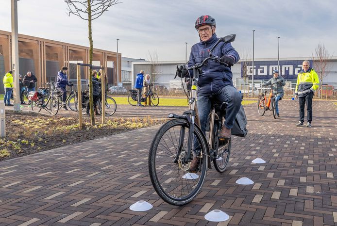 Voorspellen kleur leven Iedereen met een elektrische fiets slingert voor het vertrek | Zeeuws  nieuws | pzc.nl
