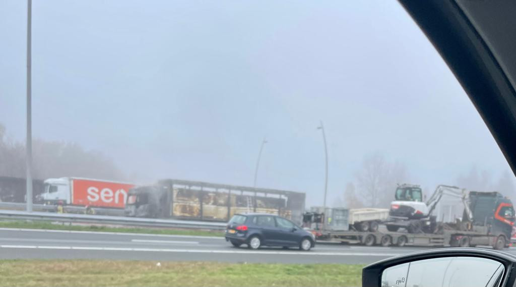 Een vrachtwagen op de A2 bij knooppunt de Hogt heeft dinsdagochtend vlam gevat in de cabine.