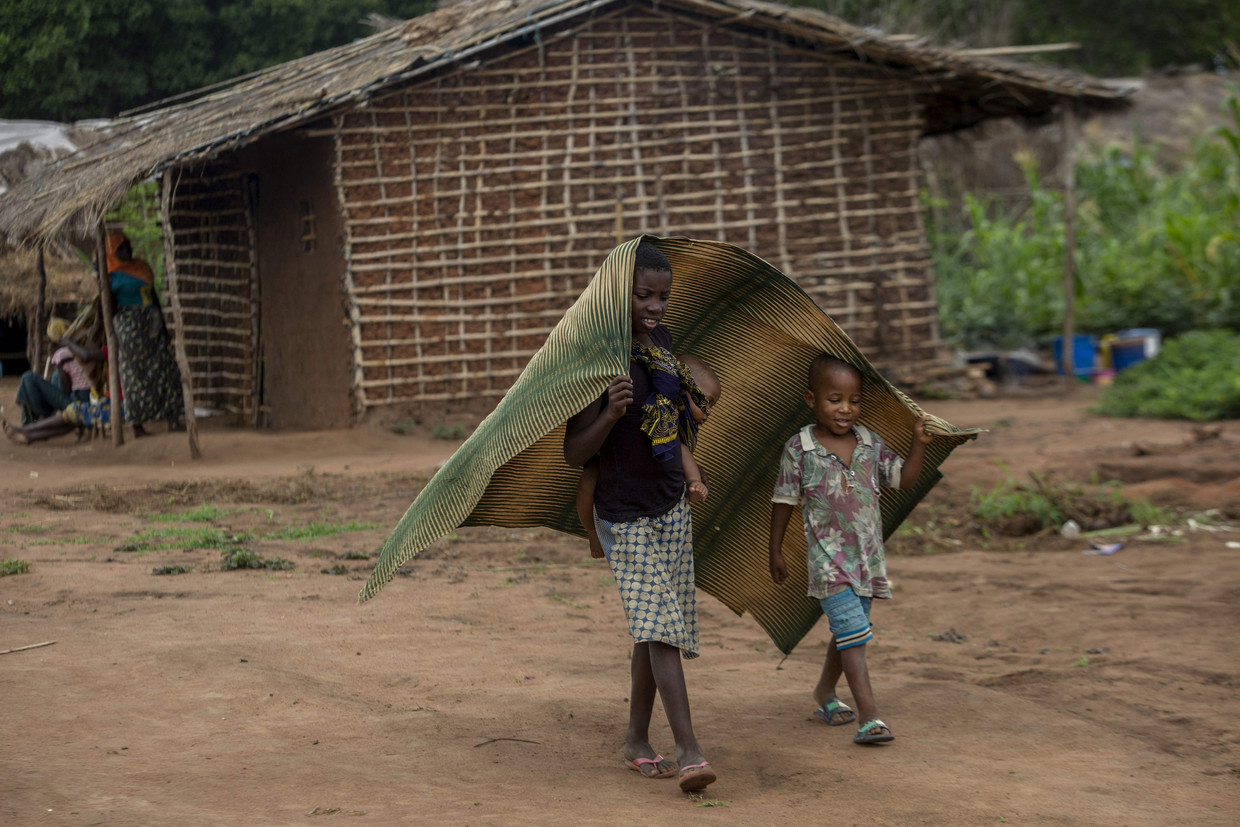 Kinderen in een opvangkamp in het district Chiúre in het noorden van Mozambique. In de kampen vertellen vluchtelingen verhalen over ongekende wreedheden, zo laten hulpverleners weten. Beeld AFP
