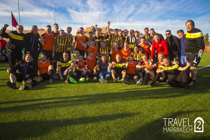 SCH '44 viert een feestje tijdens een trainingskamp.