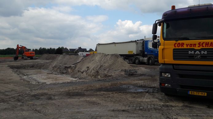 Afvoer van puin in Someren-Heide.