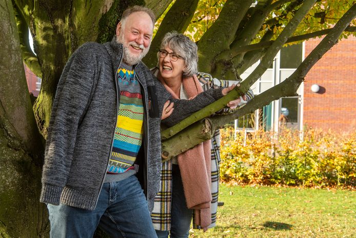 Mantelzorger  Maja Lans met haar man Ron, die in de Wiedenhof woont omdat hij de ziekte van Alzheimer heeft.
