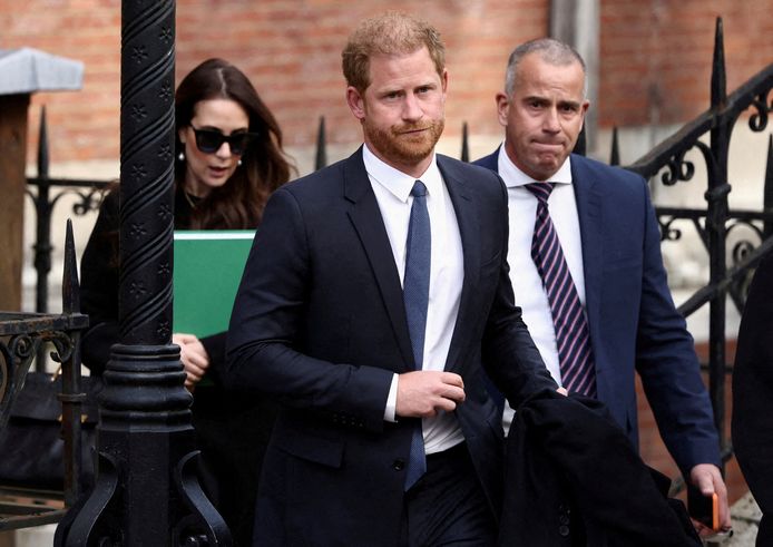 Prins Harry aan het gerechtsgebouw in Londen.