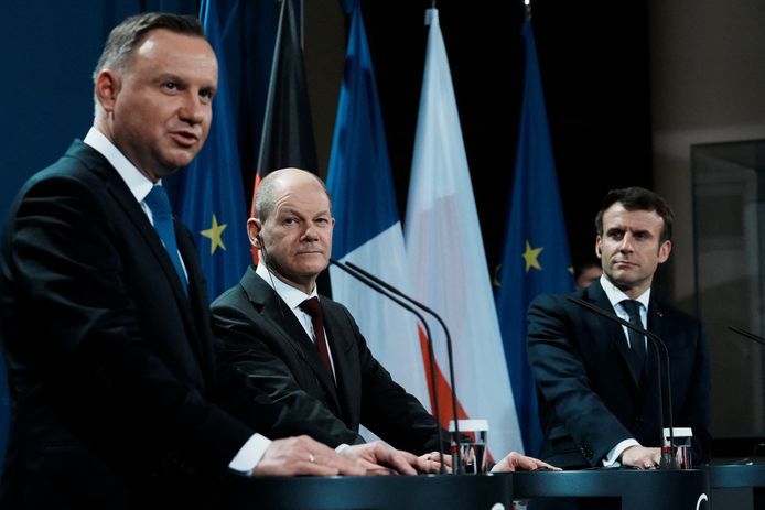 De Poolse president Duda, de Duitse bondskanselier Scholz en de Franse president Macron in Berlijn.