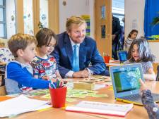 Koning brengt verrassingsbezoek aan Amsterdamse basisschool