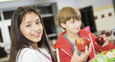 Leerlingen met een gezonde lunch van school.