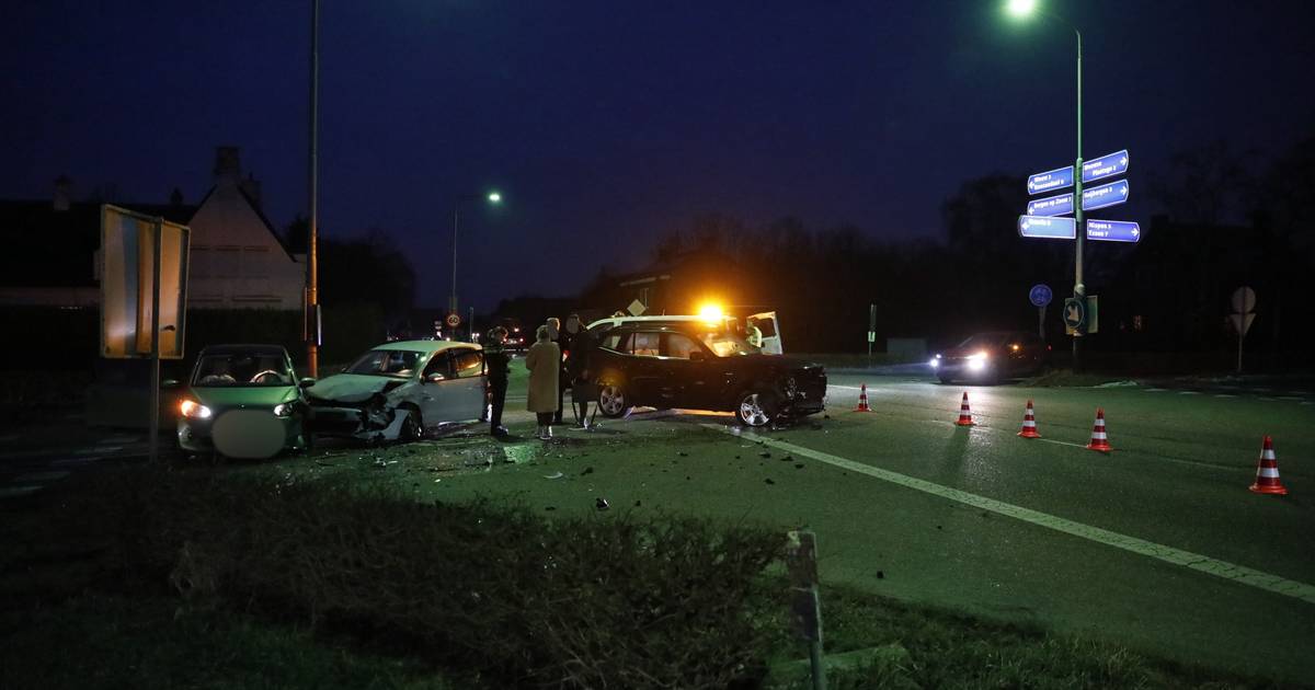 Ravage op kruispunt na botsing met drie auto's in Wouwse Plantage