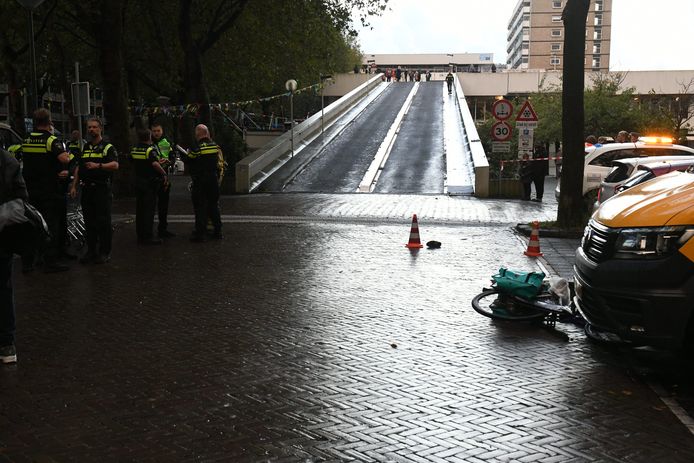 Twee fietsers raakten vorige week dinsdag gewond bij een aanrijding in Den Haag. Het ging mis toen een auto van een parkeerdak af kwam rijden.