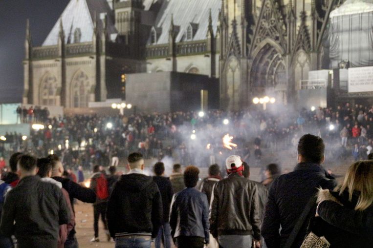 Volgens het interne politierapport werden politiemensen tijdens Oudejaarsnacht in Keulen onder meer bestookt met vuurwerk en bekogeld met flessen. Beeld EPA