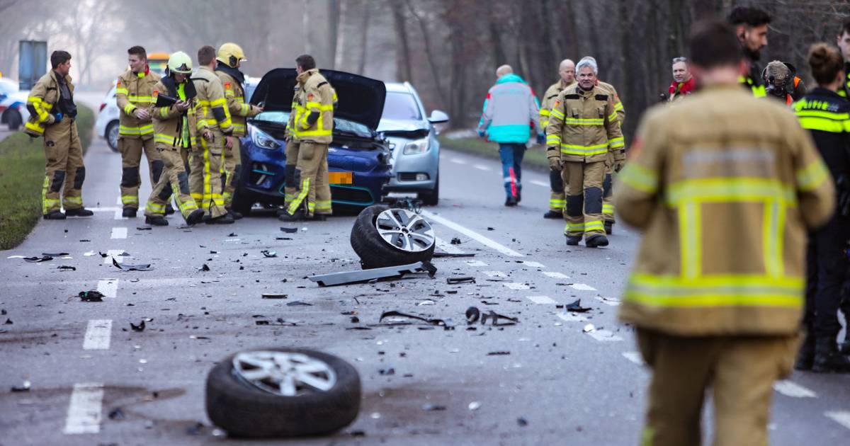Jonge kinderen betrokken bij heftige botsing met meerdere autos bij Uddel - De Stentor.
