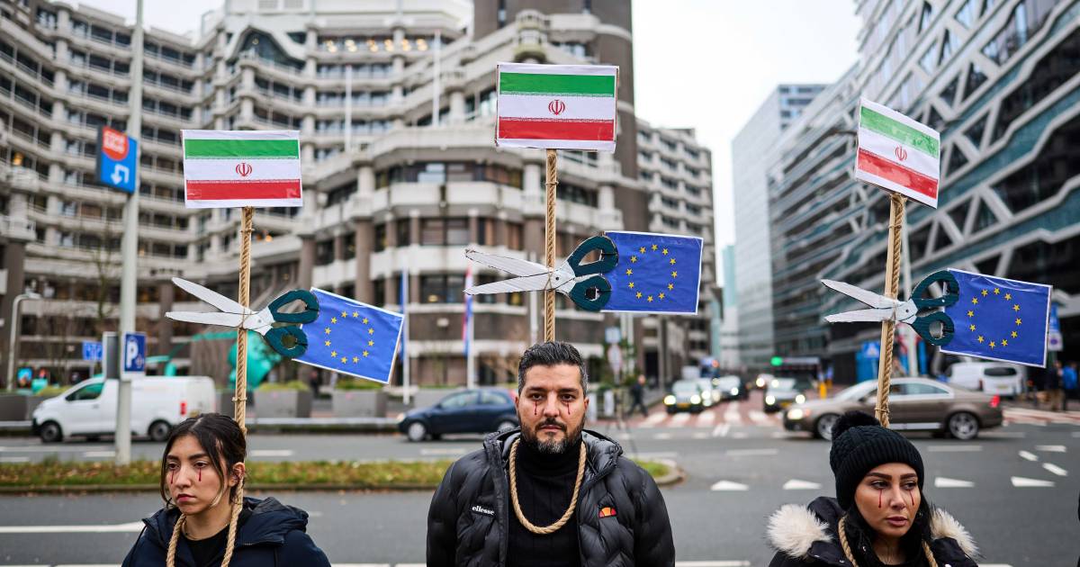 Tiental Iraniërs in Torentje: ‘Rutte, toon ruggengraat en steek je nek ...