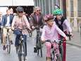 Koningin Mathilde en de kinderen dragen helm op de fiets, koning Filip niet