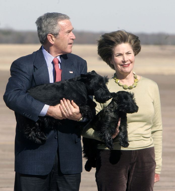 Oud-president George W. Bush met Barney en zijn vrouw Laura Bush met Miss Beazley in 2005.