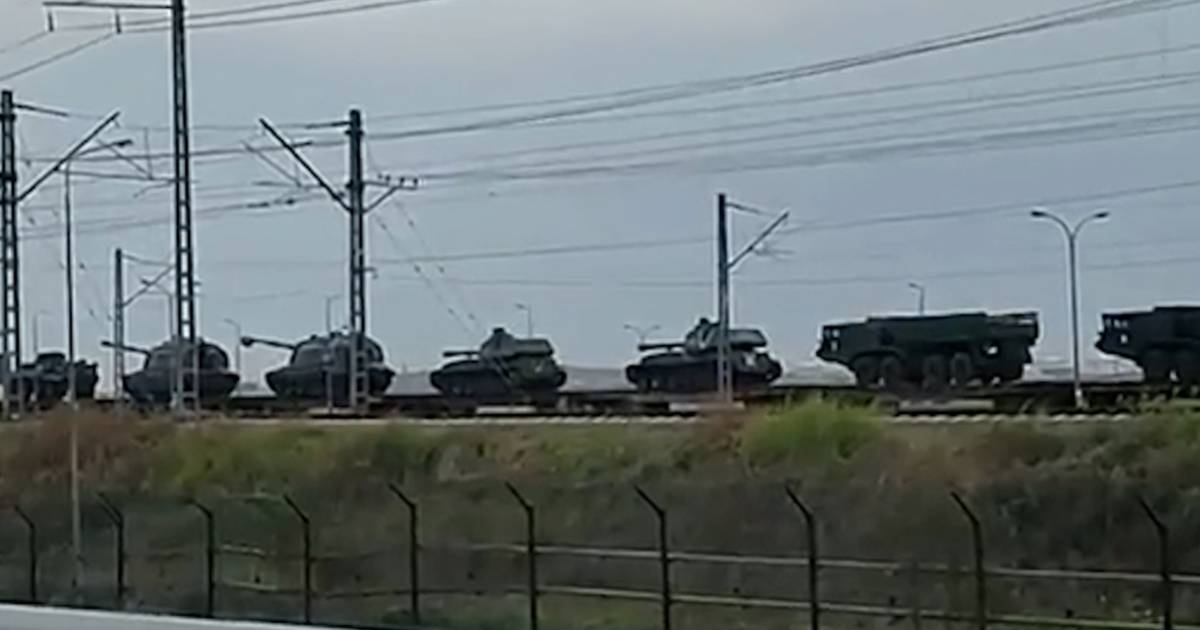 На фото видно, сколько поезд едет в сторону Крыма с российскими броневиками и танками |  За рубежом