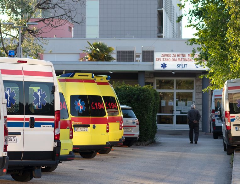 Ambulances aan een ziekenhuis in Split, Kroatië. Beeld Shutterstock / Antonio Batinic