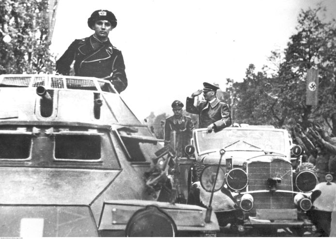 Adolf Hitler (midden) bij de capitulatie van Warschau op 5 oktober 1939.