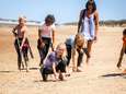Kinderen op surfkamp moeten dagelijks afval rapen op strand