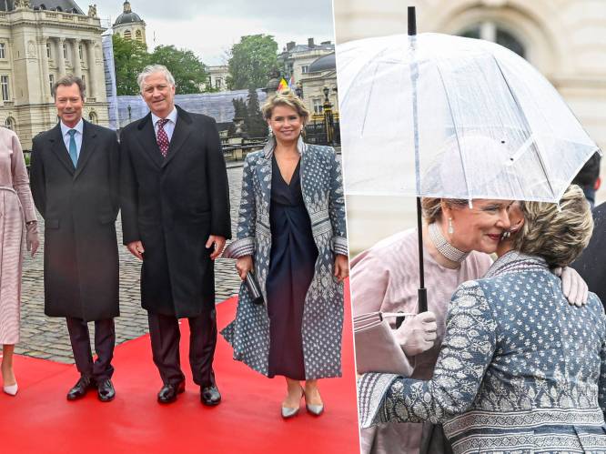 KIJK. Door weer en wind: koning Filip en koningin Mathilde verwelkomen Luxemburgs vorstenpaar op eerste dag van het staatsbezoek