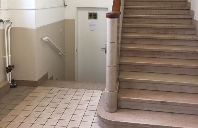 Onder de trap werd een  gebedsruimte ingericht.