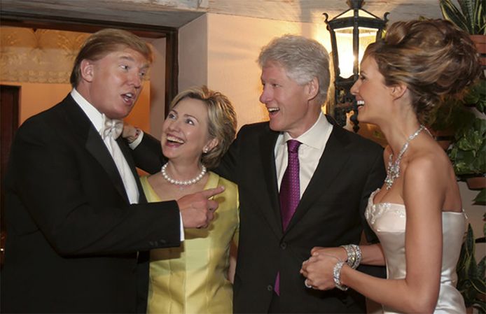 Bill en Hillary Clinton zijn in 2005 te gast op het huwelijk van Donald en Melania Trump.