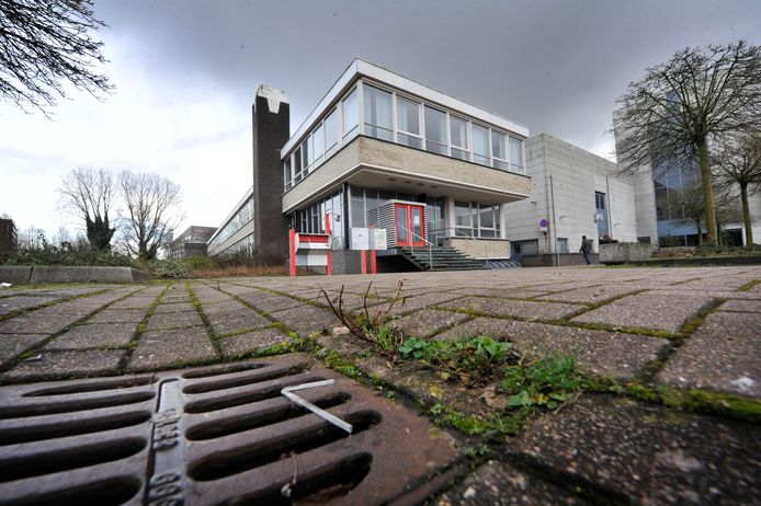 Het voormalige Wegener-pand aan de Getfertsingel in Enschede is de plek waar de gemeente op eigen gelegenheid momenteel nog zes uitgeprocedeerden tijdelijk onderdak biedt.