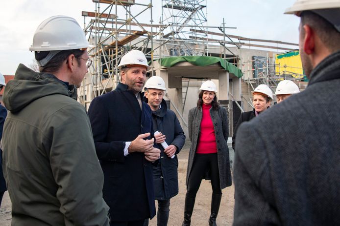 Minister De Jonge, hier op een bouwplaats in Deventer, ziet dat er tot het eind van het decennium plannen zijn voor ruim een miljoen huizen.