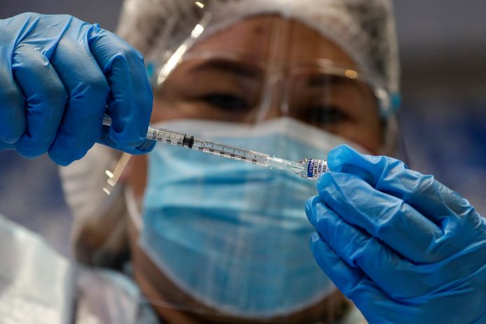 Een Filipijnse verpleegster maakt een Spoetnik-spuit klaar. Er zijn al tientallen landen die het vaccin hebben gekocht of gebruiken.