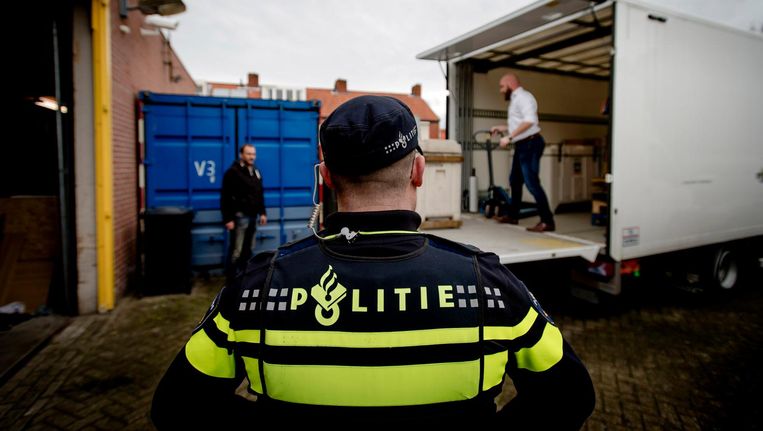 De politie doet in 2016 invallen in drugslaboratoria in Eindhoven en Moergestel. Beeld ANP