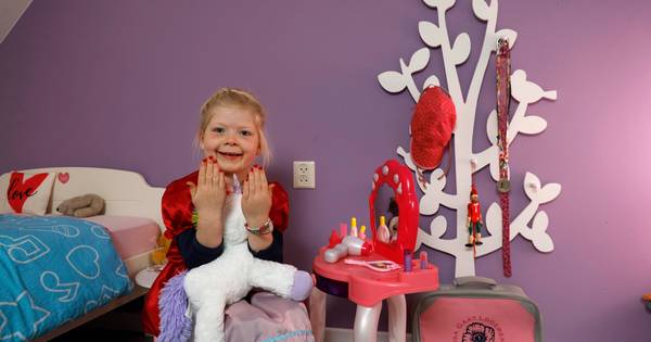 Isa (5) is dol op verkleden en zich opmaken - De Gelderlander