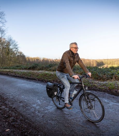 Oldenzaalse wethouder Frits Rorink wordt wellicht fietskoerier: ‘Pakketjes bezorgen, heerlijk!’