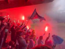 Ces supporters déchaînés débarquent par surprise pour soutenir un club choisi au hasard