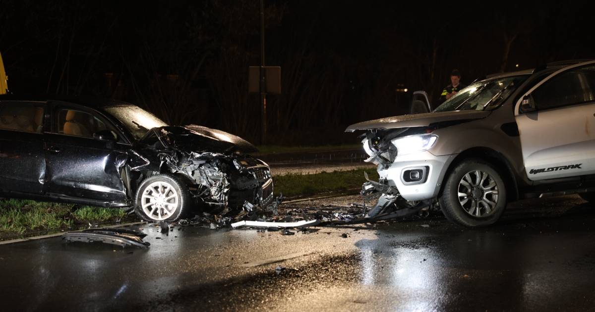 Meerdere gewonden bij frontale botsing in Veghel, auto op verkeerde weghelft.