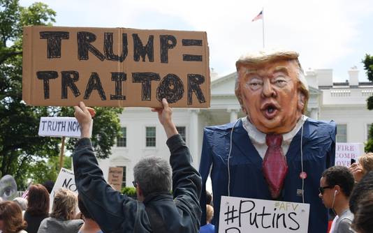 Protest tegen president Trump voor het Witte Huis. 'Trump is een verrader', leest de tekst op het bord.