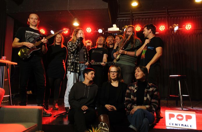 Alle deelnemende bands en begeleiders van de Skellhell Exchange bij elkaar op het podium van de Popcentrale in Dordrecht.