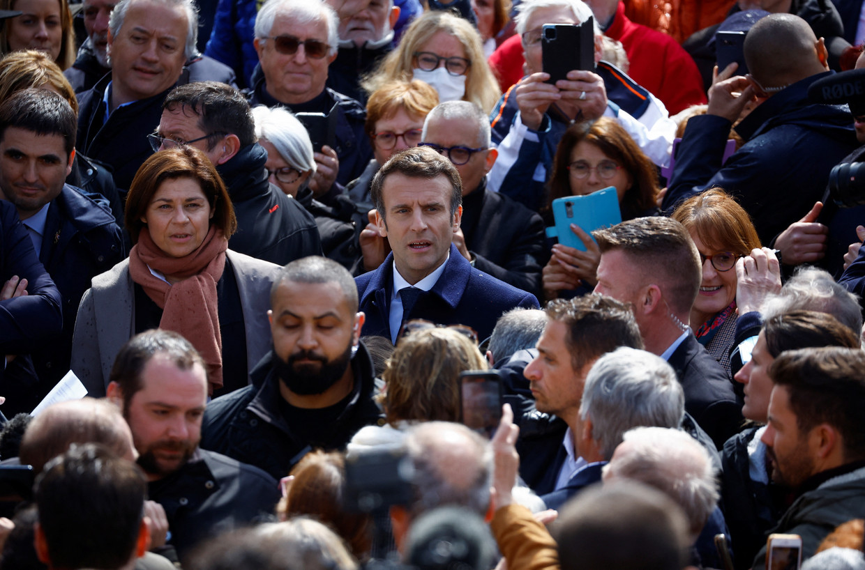 De Franse president Macron eind maart op een campagnebijeenkomst in Fouras, Frankrijk.  Beeld Reuters