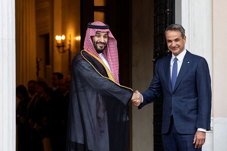 De Griekse premier Kyriakos Mitsotakis schudt de hand van de Saudische kroonprins Mohammed bin Salman bij diens aankomst in Athene op dinsdag. Beeld Reuters