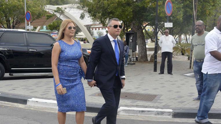 Gerrit Schotte komt samen met zijn levenspartner Cicely van der Dijs aan bij de rechtbank. Beeld ANP