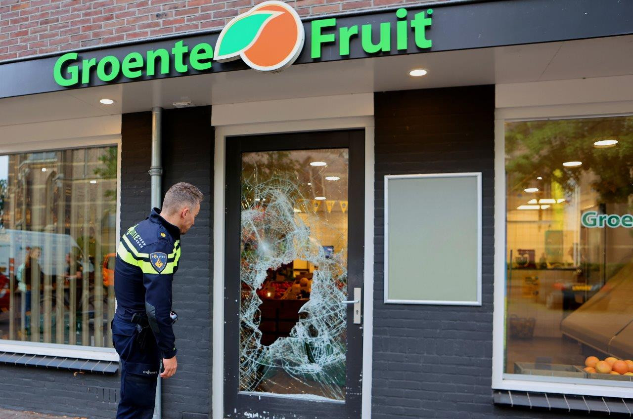 Inbrekers hebben grote schade aangericht aan een groente- en fruitzaak in Helvoirt.