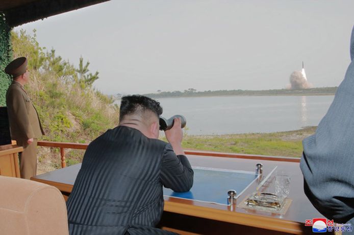 Kim Jong-un hield persoonlijk toezicht tijdens de lancering van de korteafstandsraketten.