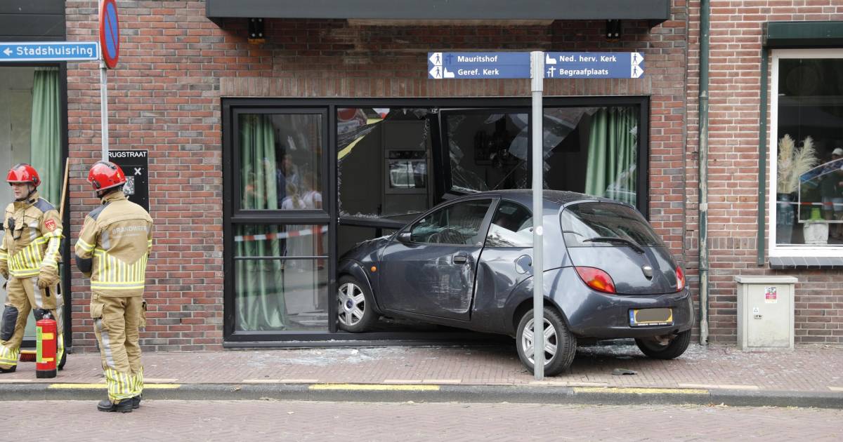 Vrouw, kind en hond gewond bij aanrijding in Klundert, auto rijdt daarna woning binnen.