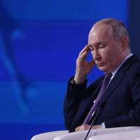 Twee oligarchen spijzen Poetins oorlogskas, en daar zit ook een connectie met de Belgische politiek