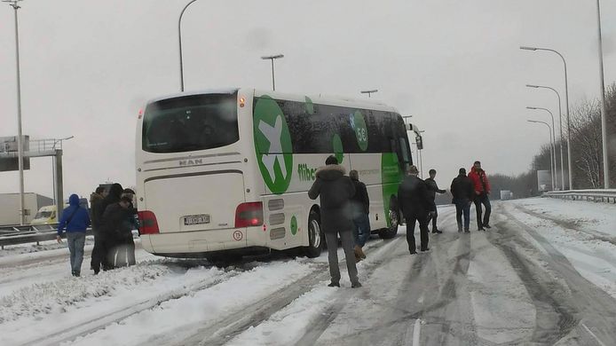 Op De RO in Groot-Bijgaarden reed een bus zich vast.