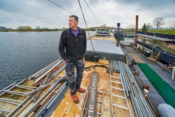 Veerman Paul van Ballegooij leeft in stilte op een woonboot in de Maas om het verlies van zijn dierbare vriendin Jose van Oorschot. Over zijn levenswijze maakt Gijs Roozen uit Vorstenbosch de documentaire 'Heen en Weer'.