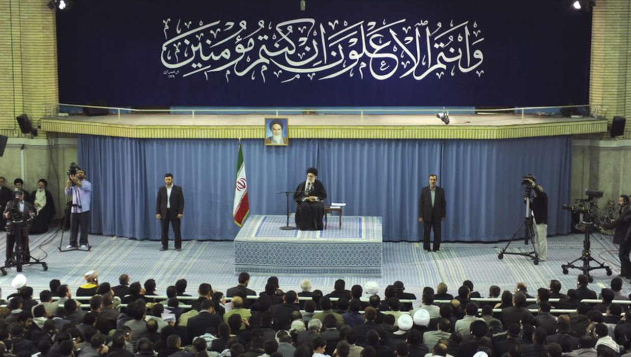 De Iraanse ayatollah Khamenei spreekt aanhangers toe in Teheran. Beeld reuters
